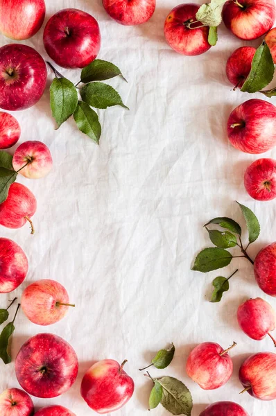 Manzanas Rojas Maduras Con Hojas Fondo Tela Blanca Arrugada Espacio — Foto de Stock