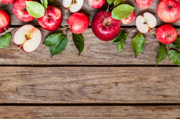 Pommes Rouges Mûres Avec Feuilles Vieux Fond Bois Espace Copie — Photo