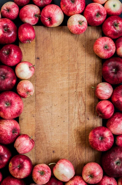 Maturare Mele Rosse Vecchio Sfondo Legno Quadrato Spazio Copia Testo — Foto Stock