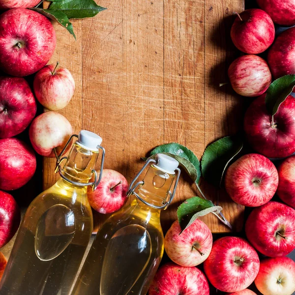 Maçãs Vermelhas Maduras Com Folhas Sidra Vinagre Suco Fundo Madeira — Fotografia de Stock