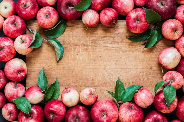 Pommes Rouges Mûres Avec Feuilles Vieux Fond Bois Espace Copie — Photo