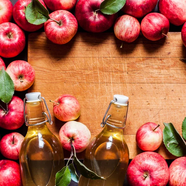 成熟的红苹果 有叶子 苹果酒 老木料背景 正方形 复制空间为您的文字 — 图库照片