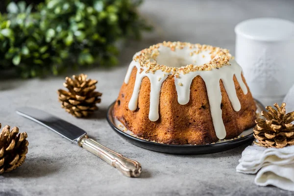 Χριστουγεννιάτικο Κέικ Φρούτων Bundt Frosting Και Κομμένα Αμύγδαλα — Φωτογραφία Αρχείου