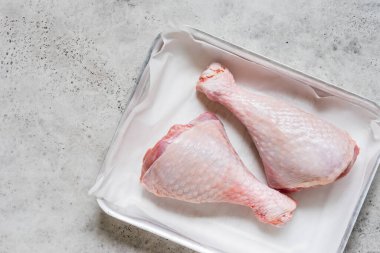 İki pişmemiş hindi budu, metin için boşluk kopyala