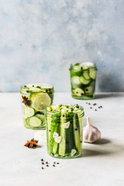 Baharatlı, sarımsaklı, soğanlı ve limonlu salatalık çeşitleri, metin alanınızı kopyalayın