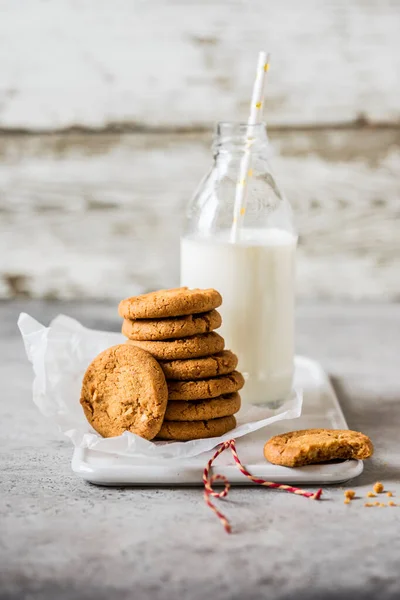 Ein Stapel Cookies Mit Einer Flasche Milch Kopieren Sie Platz — Stockfoto
