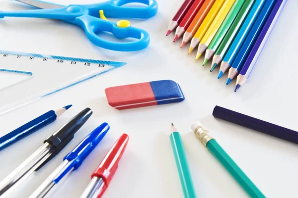 Değişik renkli okul ve Ofis Gereçleri beyaz bir yüzeye düzenlenmiş bir