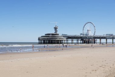 Den Haag, Hollanda Temmuz 2018: Scheveningen şehir, Den Haag içinde Hollanda bulunan sıcak yaz gününde sırasında kumlu bir plaj iskelede.