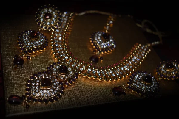 Kadınlar için zarif altın elmas kolye