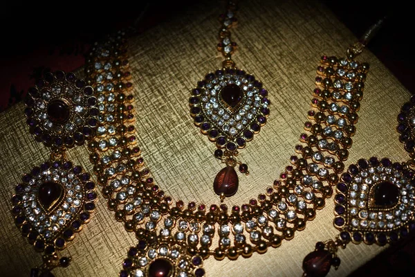 Kadınlar için zarif altın elmas kolye