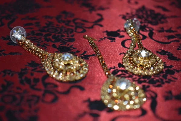 Kadınlar için zarif altın elmas kolye