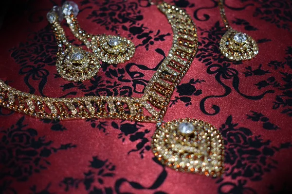 Kadınlar için zarif altın elmas kolye