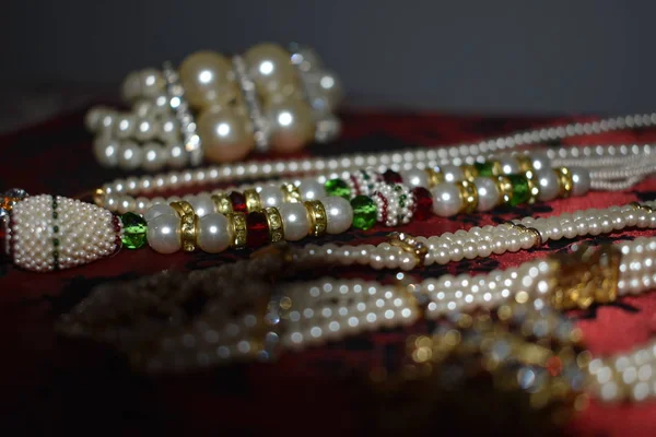 Kadın için beyaz inci bilezik