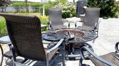 Evin arka bahçesinde veranda seti