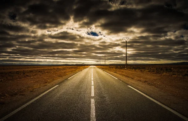İl Boulmane ve Midelt, arasındaki yol bir bulutlu gökyüzü altında alınan Fas Atlas Dağları'nın kalbinde resmi.
