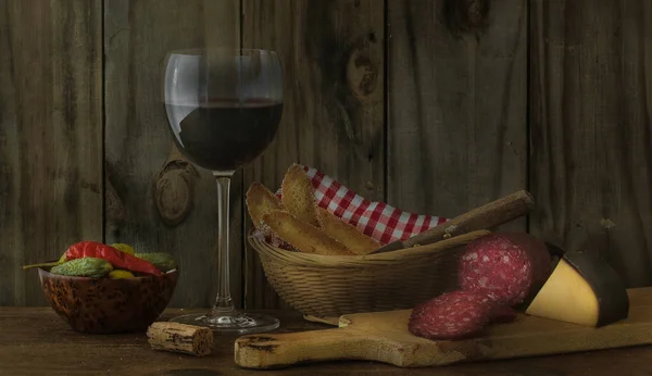 Chees, şarap ve sosis hala yaşam resmi 