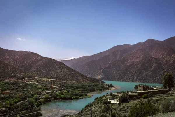 Ouirgane Vadisi ve köyü yakınlarındaki Nfis Nehri ve barajların gölünün turkuaz suları