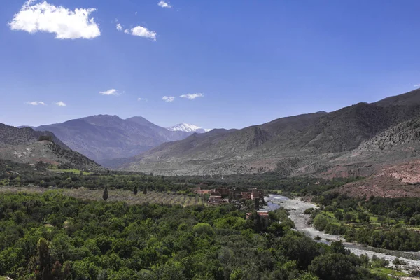 Nfis Vadisi ve Mount Idget Tinmel, yüksek Atlas Dağları'nın, Fas Merkezi, Afrika kalbinde bir Berberi köyü yakınlarında
