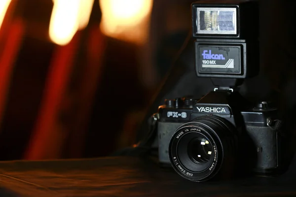 Yashica Fx-3 fotoğraf makinesi ile birden parlamak bir şahin 190mx ve 50mm 1,9 resmini