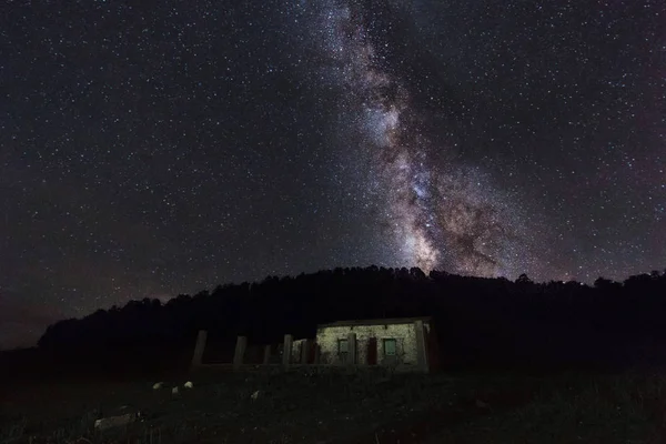 Habri dağ, yıldızlı gökyüzü ve Samanyolu altında bir mezar evde