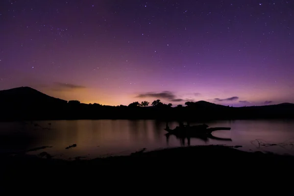 Nehir kenarında yıldızlı gece ve mor gökyüzü. Bouregreg Nehri, Rabat bölgesi, Fas