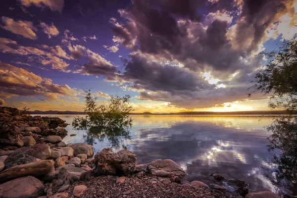 Fas 'ın güneyindeki Ouarzazate yakınlarındaki Mansour Dahbi Barajı Gölü 'nün resmi
