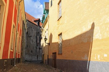 Tallinn, Estonya gizli eski şehir sokak. Güneşli bir gün, ışık ve gölge. Duvarları ortaçağ binaları, Europe.