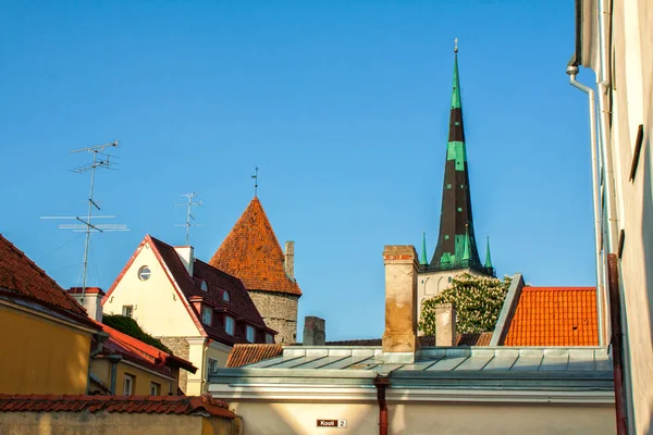 Tallin, Estonia vista de la ciudad vieja. Tarde soleada, luz y sombra, torre del castillo, muralla de la ciudad, iglesia de St. Olafs, edificios históricos. Europa atracciones turísticas . — Foto de Stock