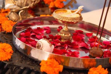 Hindu puja, tanrılara sunan. Tütsü, gül yaprakları, kadife çiçeği çiçek, Tanrıça Saraswati heykeli. Geleneksel, Hint, sunak, din, tatil, Navratri, natürmort.