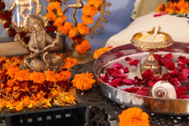 Hindu puja. Tütsü, gül yaprakları, kadife çiçeği çiçek, Tanrıça Saraswati ve Tanrı Shiva rakamlar. Geleneksel, Hint, sunak, din, tatil, Navratri, natürmort.