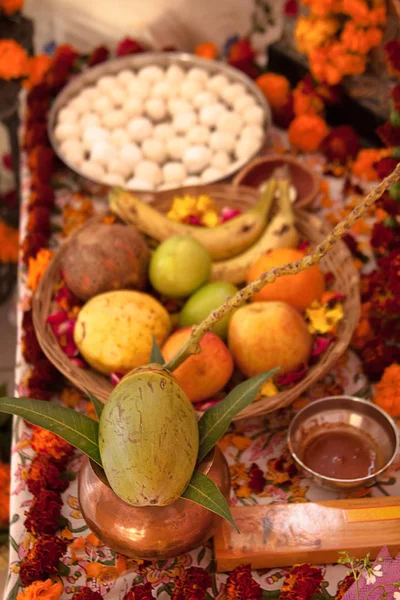 Hindu puja, offering to gods. Incense, fruits, coconut, sweets, rose petals, marigold flowers, statues of the gods. Traditional, indian, altar, religion, holiday, Navratri, still life. — Stock Photo, Image