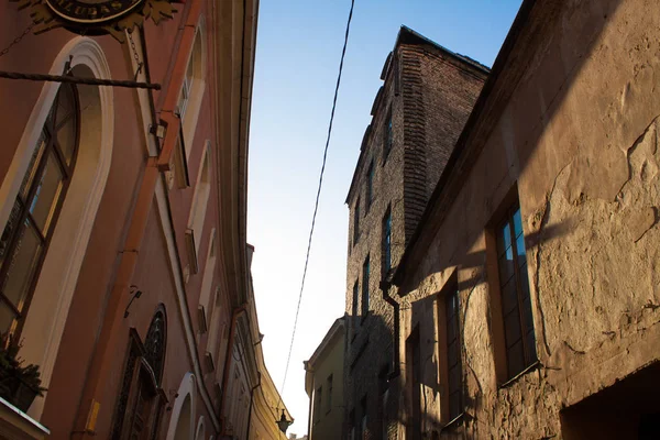 Pittoresk utsikt över gamla stan gatan. Vilnius, Litauen. Väggar av medeltida byggnader. Solig dag, ljus och skuggor. Europa turistattraktioner, Resor, retro, vintage. — Stockfoto