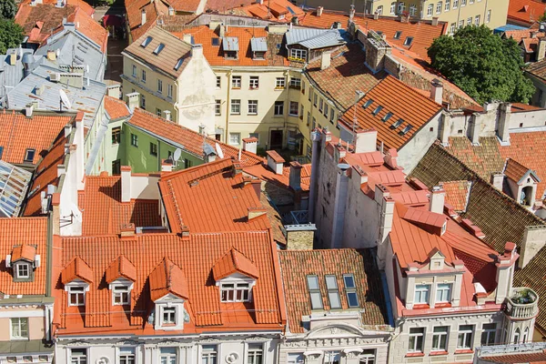 Vista panorámica de la ciudad vieja desde la Torre de St Johns Churchdesde Vilnius, Lituania. Paredes de edificios medievales, calles, tejados de azulejos. Europa atracciones turísticas, viajes, estados bálticos . —  Fotos de Stock