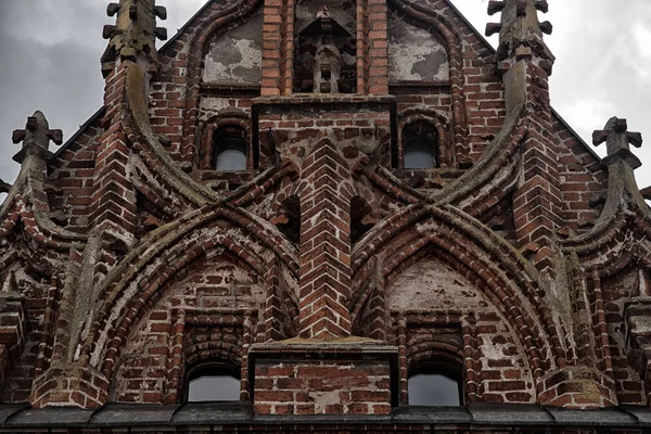 Casa de Perkunas. Destacado hito en el casco antiguo de Kaunas. Construido por comerciantes hanseáticos en estilo gótico flamígero y gótico ladrillo. El símbolo de Lituania . — Foto de Stock