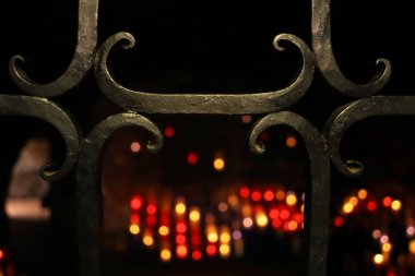 Antika Ferforje çit arkasında kilisede mum yakma. Tüm Azizler günü, tüm toplantı salonu Eve, Noel, kilise, din, Gotik, antik.