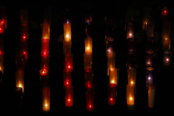 Brandende kaarsen in het donker. Allerheiligen, All Hallows Eve, Kerstmis, kerk, godsdienst. — Stockfoto