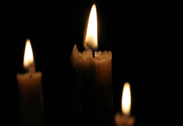 Brûler des bougies dans l'obscurité, flamme de bougie. Noël, Carte de voeux du Nouvel An, Toussaint, Saint-Sylvestre, Eglise, religion, foi, vacances, prière, magique, conte d'hiver . — Photo