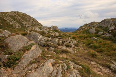 Mount Ulriken, Bergen güzel manzara. Manzarası, bulutlar, dağlar, kayalar, taşlar, moss, gökteki paraşütçü. Norveç, Scandinavia, turizm, işareti.