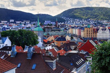 Ismarlayarak Mount Floyen Bergen. Manzarası, bulutlar, dağlar, cityscape, sokak, kilise, evler, kiremitli çatılar. Norveç, Scandinavia, turizm, işareti.