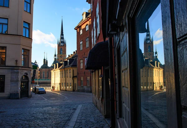 Estocolmo Suecia Calle Del Casco Antiguo Una Tarde Soleada Iglesia — Foto de Stock