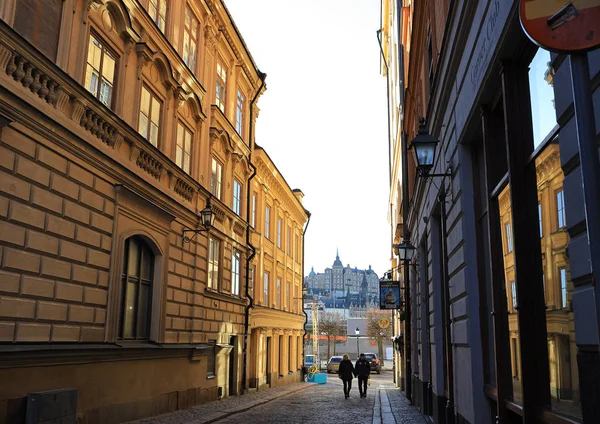 Estocolmo, Suecia - 27 de enero de 2018: calle del casco antiguo en un día soleado. Edificios históricos, reflejos en las ventanas. Gamla stan . — Foto de Stock