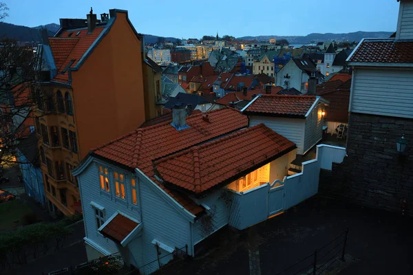 Famosa vista del casco antiguo de Bergen al atardecer. Paisaje urbano, casas de madera coloridas tradicionales, luces de la ciudad. Noruega, Escandinavia, turismo, hito . — Foto de Stock