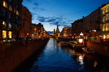Saint Petersburg, Rusya - 08 Haziran 2018: ünlü görünümünü Griboedov kanal ve kurtarıcı dökülen kan Katedrali üzerinde gece. Beyaz geceler, tarihi binalar, şehir ışıkları.