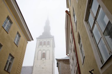 Aziz Nikolaos veya Niguliste kilise Tallinn eski şehirdeki ünlü görünümü bir sisli kış gününde. Estonya Simgesel Yapı.