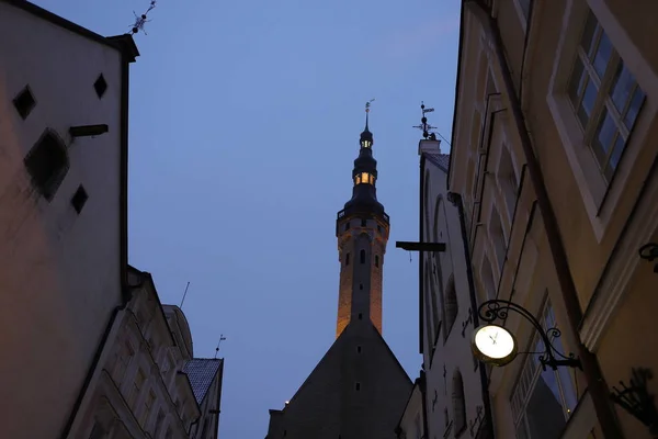 Vista del casco antiguo del Ayuntamiento de Tallin a la hora azul. Monumento histórico de Estonia. Europa atracción turística . — Foto de Stock