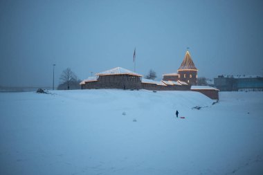 Kaunas Kalesi manzarası karlı kış akşamında. Litvanya'nın simgesel yapı. Europe turistik. Kış Harikalar Diyarı.