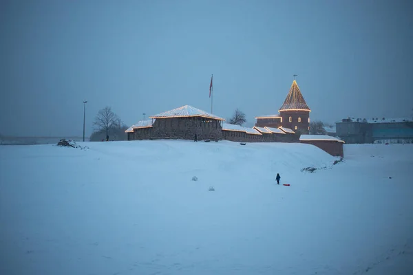 Vista del castillo de Kaunas en una noche nevada de invierno. Monumento histórico de Lituania. Europa atracción turística. País de las maravillas . — Foto de Stock
