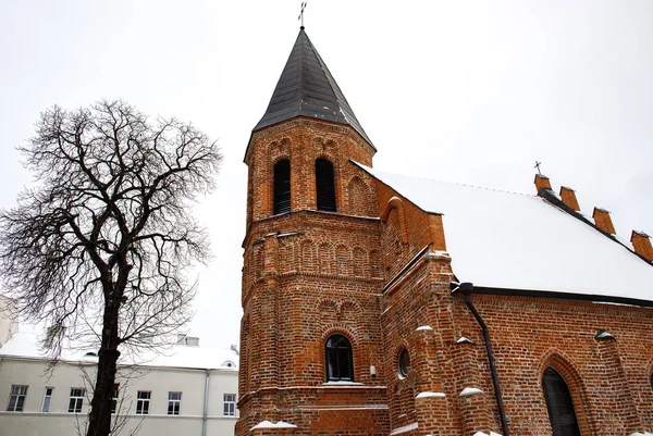 सेंट जेरट्रूड का सुंदर चर्च कौनास के पुराने शहर में स्थित है, जो लिथुआनिया में गोथिक वास्तुकला के सबसे पुराने ईंट गोथिक चर्चों और इमारतों में से एक है . — स्टॉक फ़ोटो, इमेज