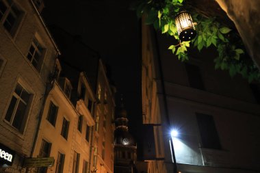 Riga, Letonya - 28 Ağustos 2018: romantik görünümü eski şehrin geceleri Dome Katedrali ile sokak.