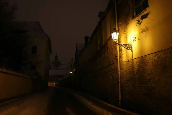 Mystiska utsikt över gamla stan gatan på natten. Vilnius, Litauen. Dominikanska kyrkan av den Helige Anden på bakgrunden. — Stockfoto